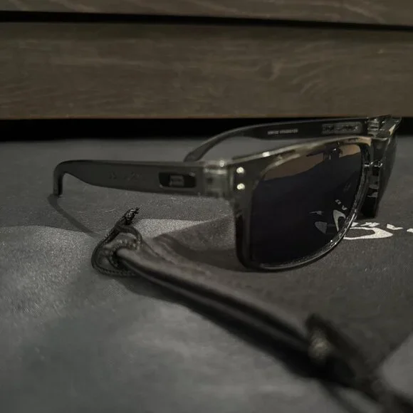 Oakley Holbrook Smoke Gray Polished Mens Sunglasses 9102 Black Lenses - Picture 1 of 8